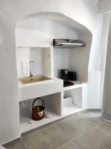 Mandrakiail Marinero mandrakia的白色的厨房设有水槽和台面
