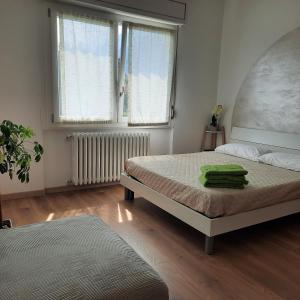 奥梅尼亚Sprio House的一间卧室设有两张床和两个窗户。