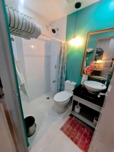 八打雁503 One Pontefino Towers的浴室配有白色卫生间和盥洗盆。