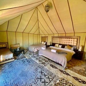梅尔祖卡Blue Sky Luxury Camp的帐篷内带两张床的房间
