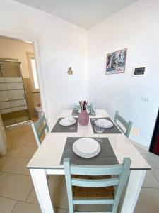 马尔扎梅米Casa Marsilla的一间配备有白色桌椅的用餐室