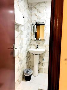 科威特Relax Inn Furnished Apartments Hawally的一间带水槽和镜子的浴室