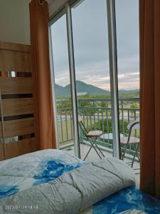 斯里曼绒Homestay Triple Q Manjung的一间卧室设有一张床和一个美景阳台