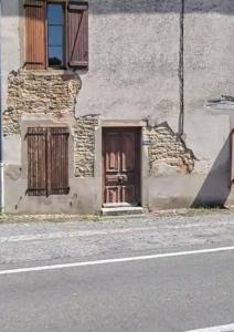 尚特Le Clos des Cadots的街道旁建筑物一侧的门