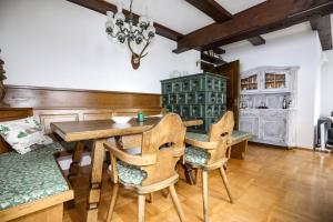 ZlemHaus Grimmingblick的一间带木桌和椅子的用餐室