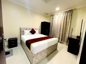科威特Relax Inn Furnished Apartments Hawally的一间卧室,卧室内配有一张大床