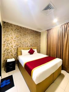 科威特Relax Inn Furnished Apartments Hawally的一间卧室,卧室内配有一张大床
