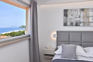 图彻皮Luxury Apartments Luna的一间卧室设有一张床和一个大窗户