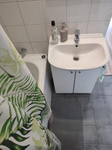 罗兹Chill Studio的浴室配有白色水槽和卫生间。