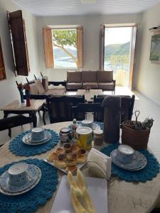 皮拉尼亚斯Casa Bela Vista的客厅配有餐桌和食物