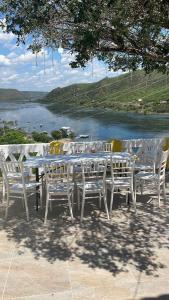 皮拉尼亚斯Casa Bela Vista的白色的桌椅,享有湖景