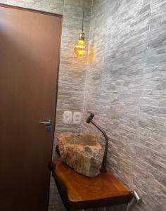 皮拉尼亚斯Casa Bela Vista的木桌上设有石制水槽的浴室