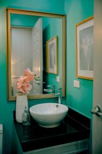 八打雁503 One Pontefino Towers的浴室设有白色水槽和镜子