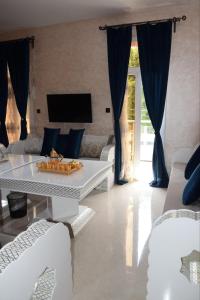 El BiarGhazalle Oasis Hotel 1的客厅配有沙发和桌子