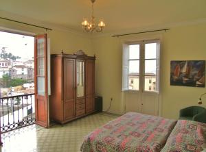 拉奥罗塔瓦阿尔罕布拉酒店的一间卧室配有床、橱柜和窗户。