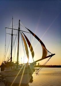 苏利纳Corabia Santa Marina的水中摆着太阳的帆船