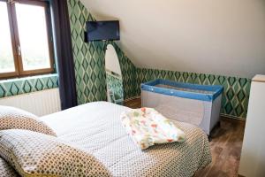 MondrepuisGîte Version 70的一间小卧室,配有床和窗户