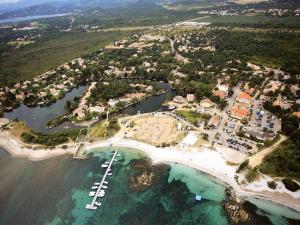 LecciPlage à pied : Mini villa Saint-Cyprien的水上船只的度假村空中景观