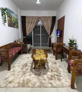 雪邦Ilsham Guest House @ Seroja Hills BBST Sepang的带沙发和咖啡桌的客厅