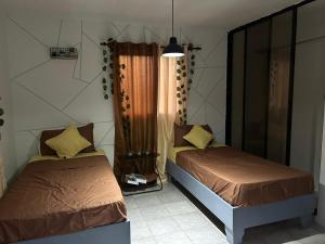 拉罗马纳索尔阿祖尔酒店的一间卧室设有两张床和窗户。