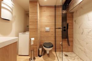 马诺斯克ღUrban Cocon Wi-Fi Centre historique的一间带卫生间和玻璃淋浴间的浴室