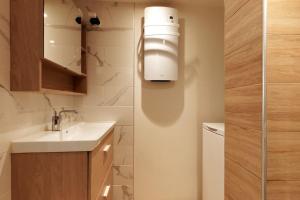 马诺斯克ღUrban Cocon Wi-Fi Centre historique的一间带水槽和卫生间的小浴室