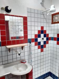 雅克南Casa da Lua的浴室铺有红色的白色和蓝色瓷砖
