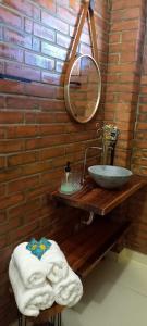 诺布里斯Pousada Bem Viver的一间带水槽和镜子的浴室