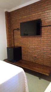 诺布里斯Pousada Bem Viver的砖墙上配有电视的墙