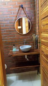 诺布里斯Pousada Bem Viver的一间带水槽和镜子的浴室