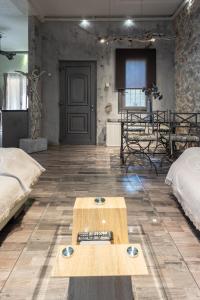 雅典Unique Luxury House的客房设有两张床和一张木桌。