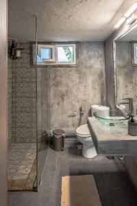 雅典Unique Luxury House的浴室配有卫生间、盥洗盆和浴缸。