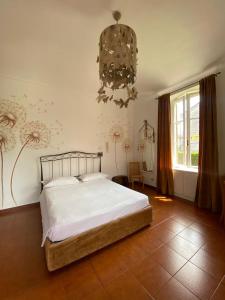 阿维利亚纳Novecento Charming Room的一间卧室配有一张床和一个吊灯