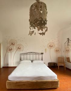 阿维利亚纳Novecento Charming Room的一间卧室配有一张床和一个吊灯