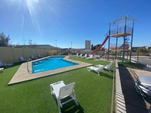 卡尔德拉descanso y paz的一个带游泳池和滑梯的游乐场