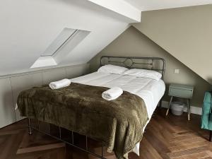 巴尔内特Super deluxe apartment的一间卧室配有一张床,上面有两条毛巾