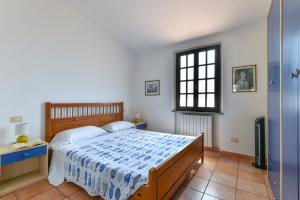 卡波利韦里Residenza Elbamare的一间卧室设有一张床和一个窗口