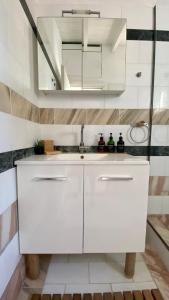 尼基季Villa eco Electra的白色的厨房配有水槽和镜子