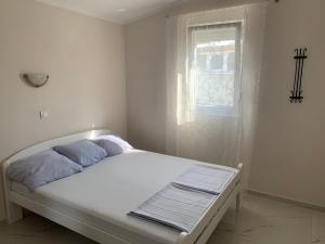 巴尔Villa Tunaj Neu 2023 Novo,New的白色的窗户客房内的一张白色的床