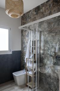波萨达Sunrise Sardinia Posada的带淋浴、卫生间和盥洗盆的浴室
