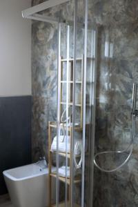 波萨达Sunrise Sardinia Posada的带淋浴、卫生间和浴缸的浴室