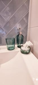 斯维诺乌伊希切Ostoja Struga的浴室设有2瓶带肥皂的盥洗盆