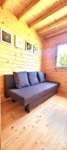 斯维诺乌伊希切Ostoja Struga的小木屋内的沙发,设有窗户