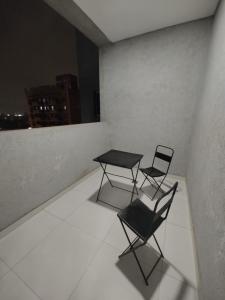 卡塔马卡Temporario catamarca的窗户客房内的两把椅子和一张桌子
