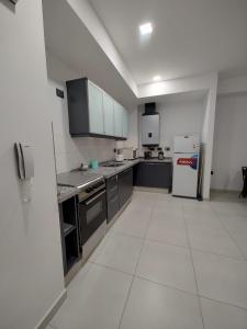 卡塔马卡Temporario catamarca的白色的厨房配有冰箱和炉灶。