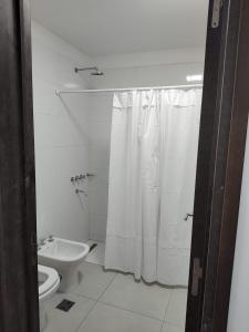 卡塔马卡Temporario catamarca的浴室配有白色的浴帘和卫生间