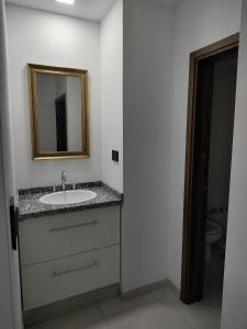 卡塔马卡Temporario catamarca的一间带水槽和镜子的浴室
