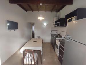 巴尔卡塞Departamento sierras Balcarce的小厨房配有白色冰箱和桌子
