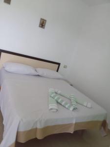维利波吉Hotel PRINC的一张带白色床单和枕头的床