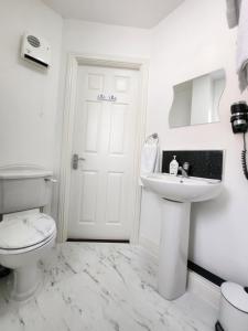 都柏林Lovely Private Room的白色的浴室设有卫生间和水槽。